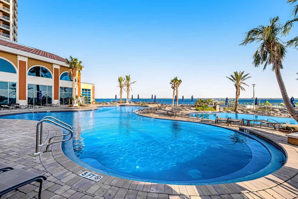 Waterfront condo with WiFi, washer&dryer, pools, fitness room, & beach access