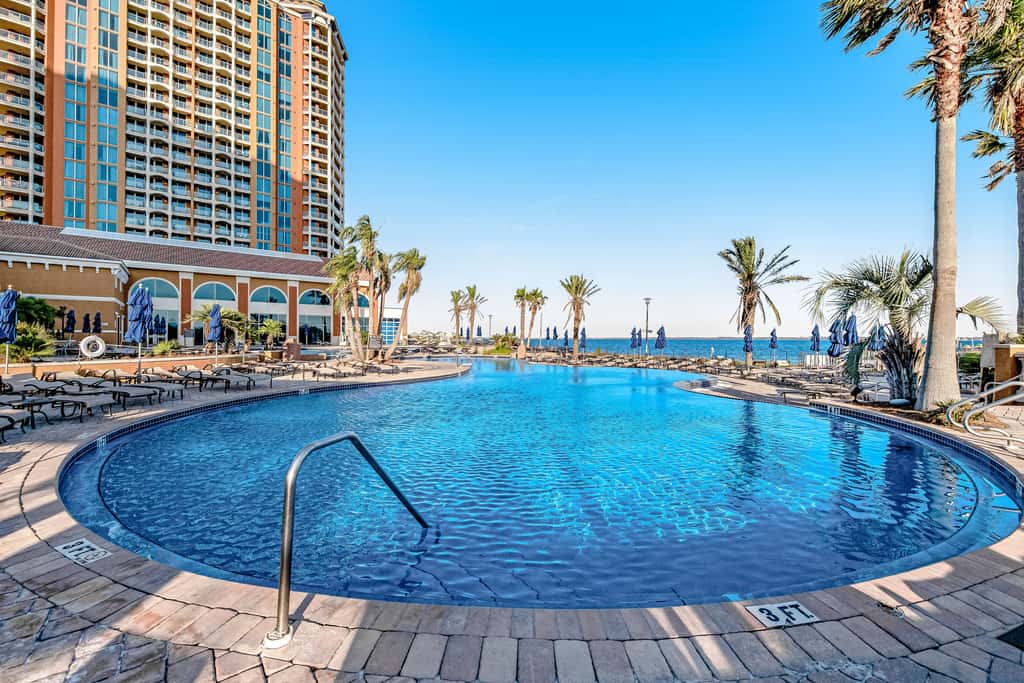 Waterfront condo with WiFi, washer&dryer, pools, fitness room, & beach access