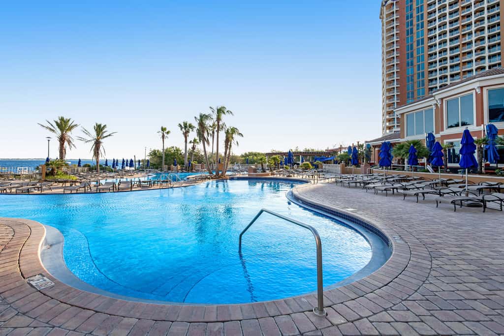 Waterfront condo with WiFi, washer&dryer, pools, fitness room, & beach access