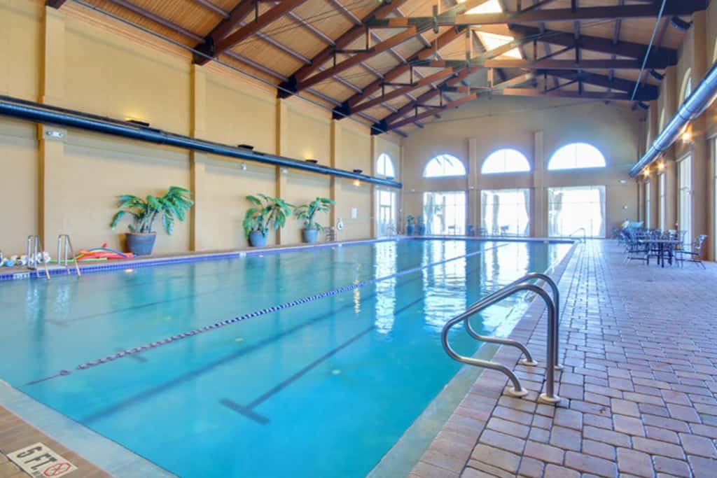 Waterfront condo with WiFi, washer&dryer, pools, fitness room, & beach access