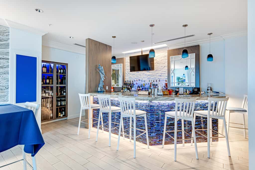 Waterfront condo with WiFi, washer&dryer, pools, fitness room, & beach access