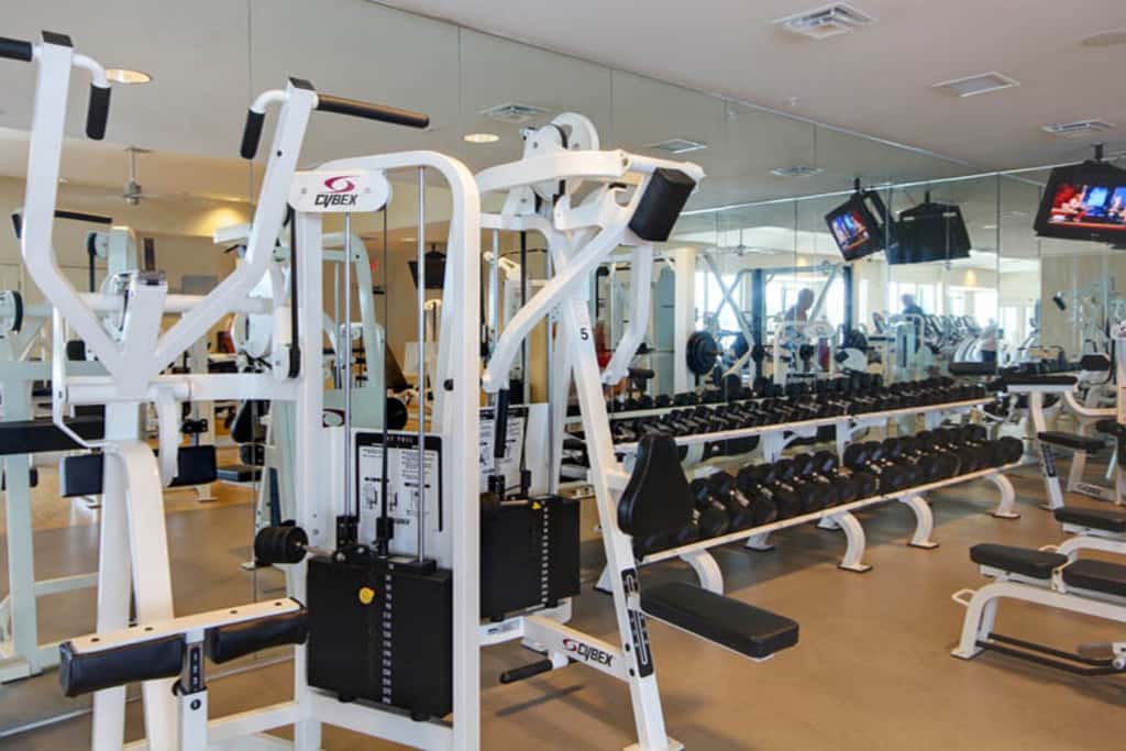 Waterfront condo with WiFi, washer&dryer, pools, fitness room, & beach access