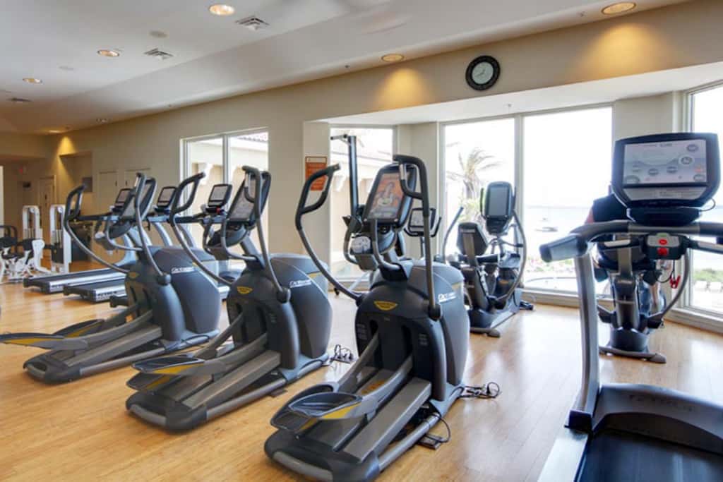 Waterfront condo with WiFi, washer&dryer, pools, fitness room, & beach access