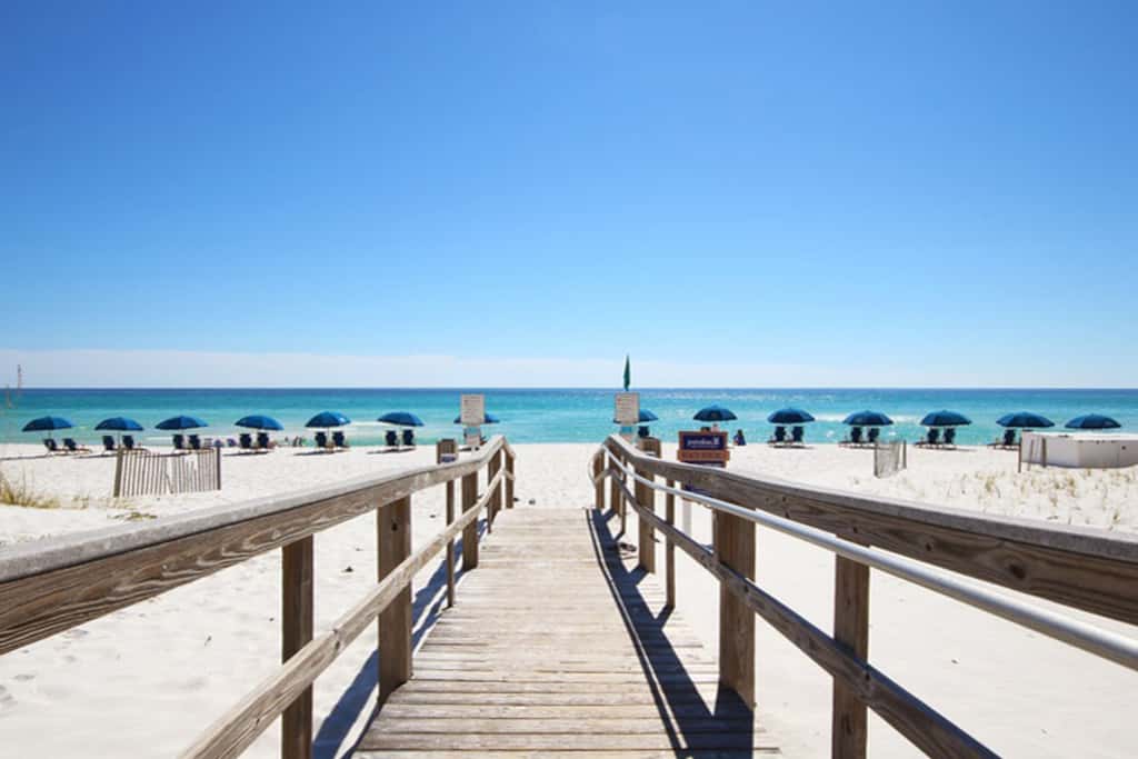 Waterfront condo with WiFi, washer&dryer, pools, fitness room, & beach access