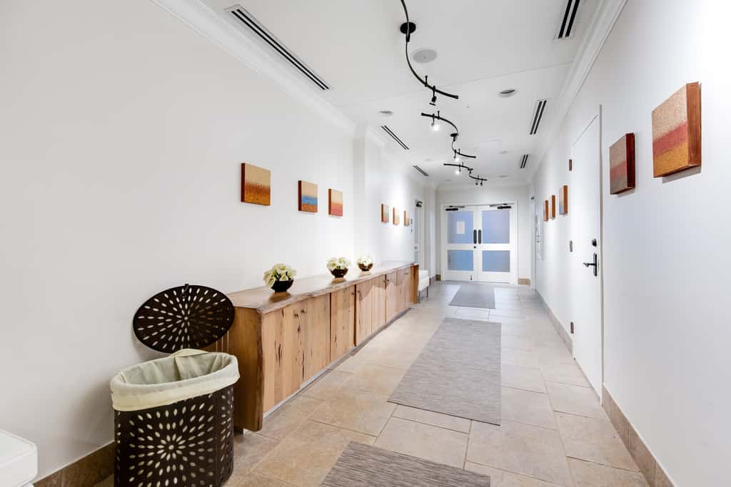 Waterfront condo with WiFi, washer&dryer, pools, fitness room, & beach access