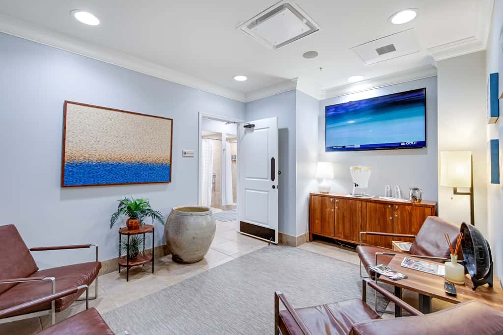 Waterfront condo with WiFi, washer&dryer, pools, fitness room, & beach access