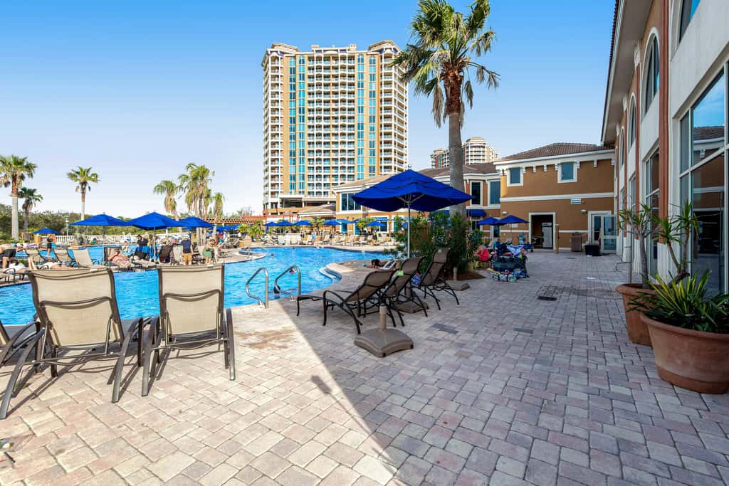 Waterfront condo with WiFi, washer&dryer, pools, fitness room, & beach access