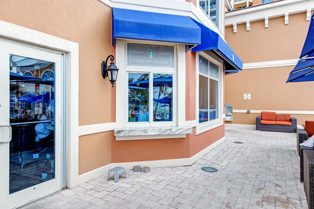 Waterfront condo with WiFi, washer&dryer, pools, fitness room, & beach access