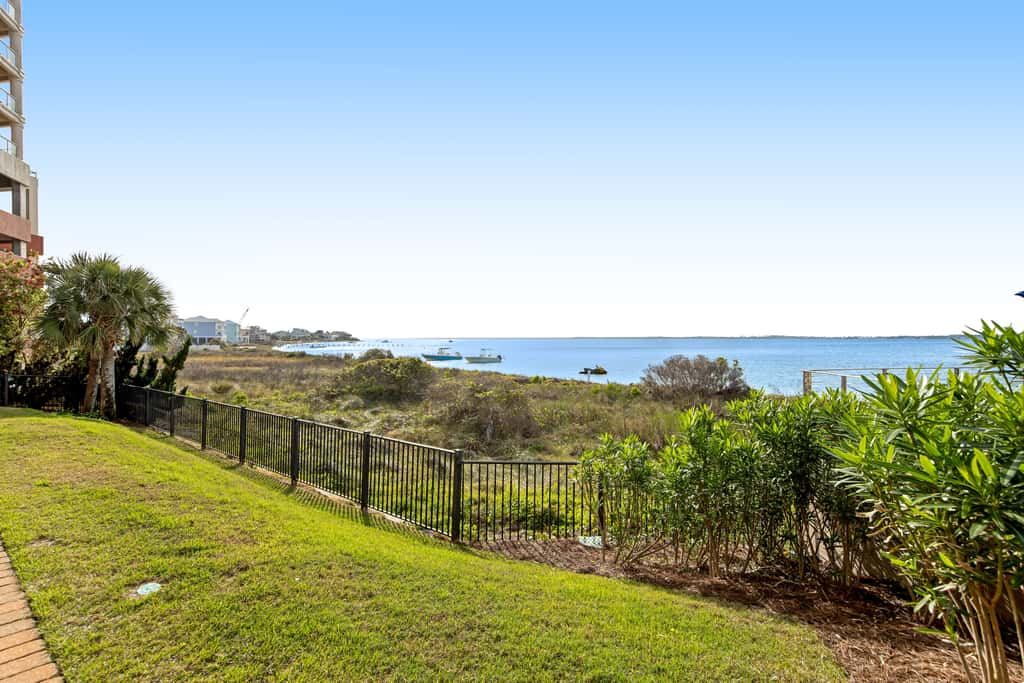 Waterfront condo with WiFi, washer&dryer, pools, fitness room, & beach access