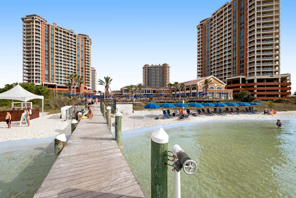 Waterfront condo with WiFi, washer&dryer, pools, fitness room, & beach access