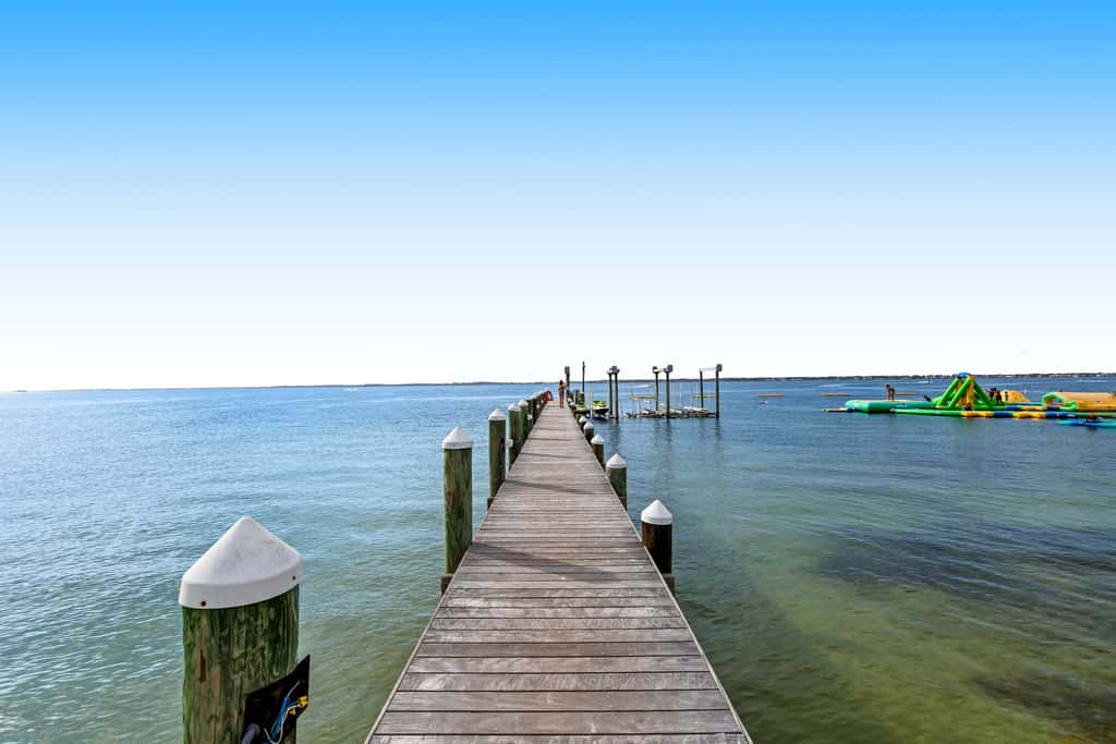 Waterfront condo with WiFi, washer&dryer, pools, fitness room, & beach access