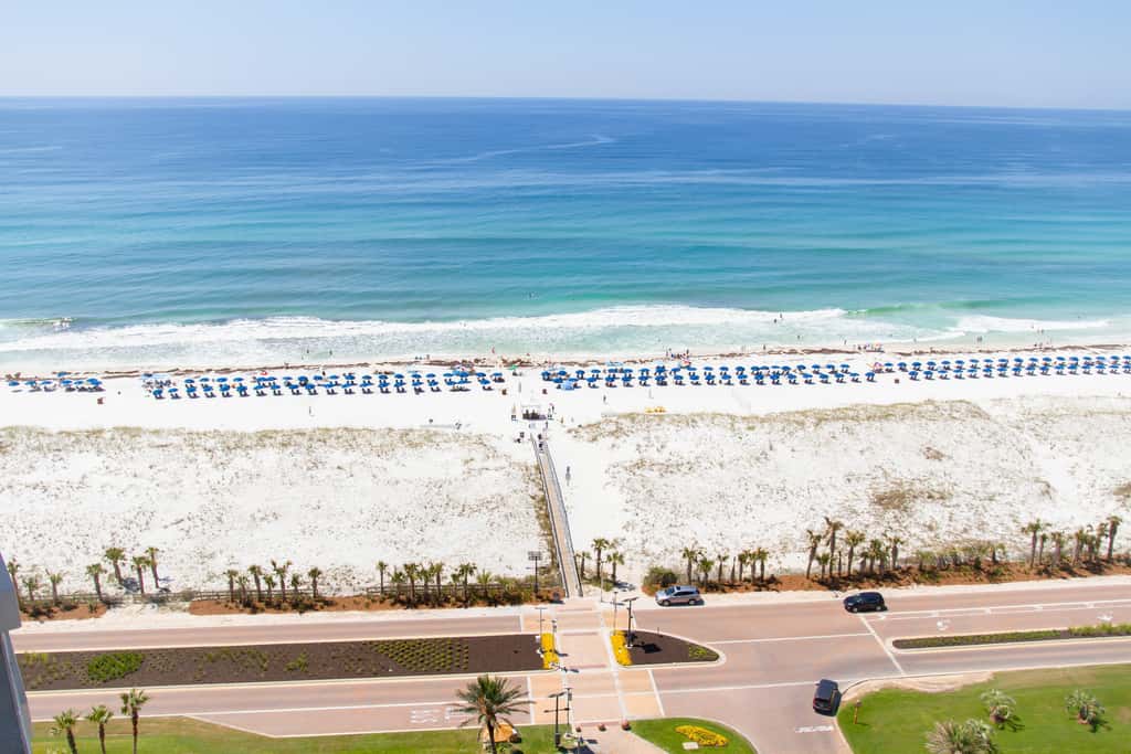 Waterfront condo with WiFi, washer&dryer, pools, fitness room, & beach access