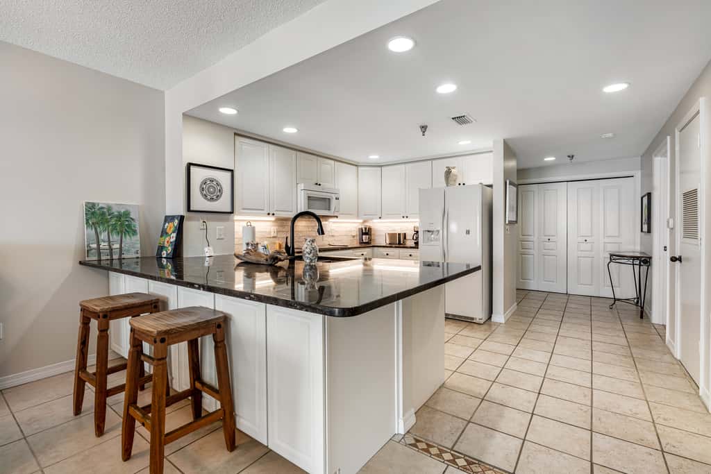 Oceanfront Condo with Free WiFi, Central AC, W&D, Shared Hot Tub, Outdoor Pool, Gym