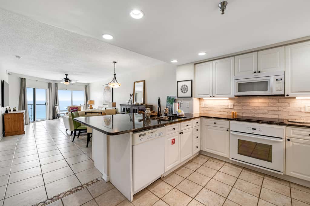 Oceanfront Condo with Free WiFi, Central AC, W&D, Shared Hot Tub, Outdoor Pool, Gym