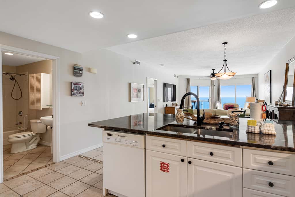 Oceanfront Condo with Free WiFi, Central AC, W&D, Shared Hot Tub, Outdoor Pool, Gym