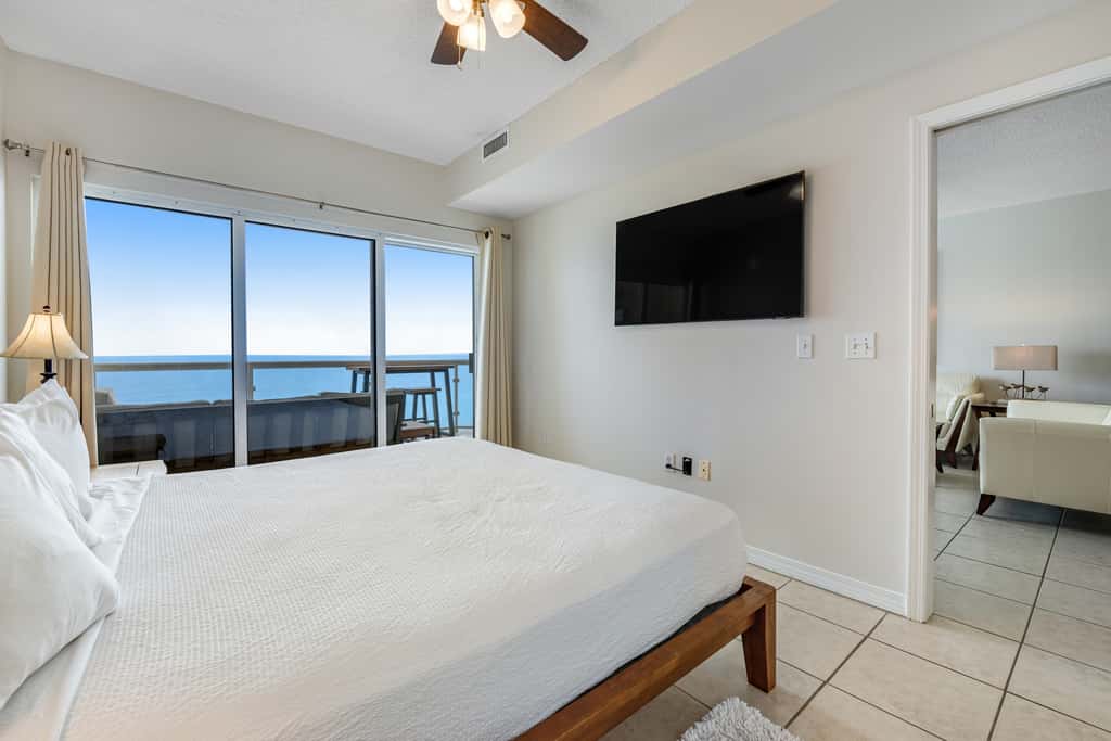 Oceanfront Condo with Free WiFi, Central AC, W&D, Shared Hot Tub, Outdoor Pool, Gym
