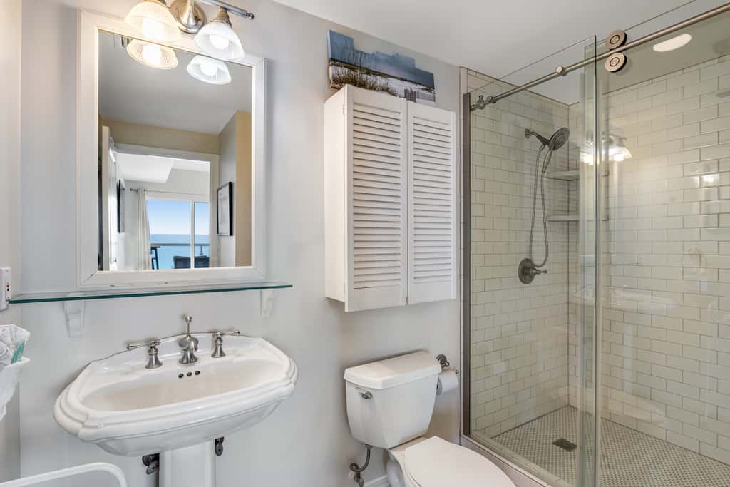 Oceanfront Condo with Free WiFi, Central AC, W&D, Shared Hot Tub, Outdoor Pool, Gym