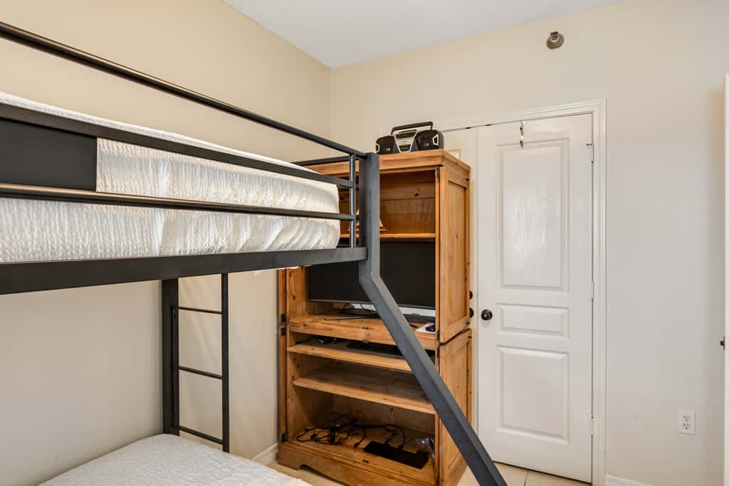 Oceanfront Condo with Free WiFi, Central AC, W&D, Shared Hot Tub, Outdoor Pool, Gym