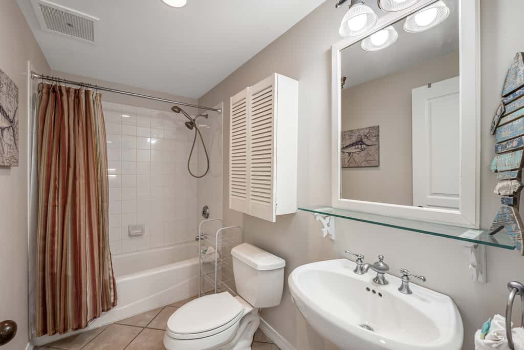 Oceanfront Condo with Free WiFi, Central AC, W&D, Shared Hot Tub, Outdoor Pool, Gym