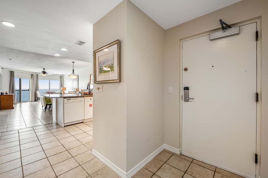Oceanfront Condo with Free WiFi, Central AC, W&D, Shared Hot Tub, Outdoor Pool, Gym