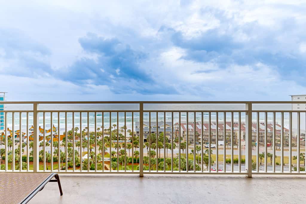 Beachfront Condo with Amazing Views, Shared Pool & Al Fresco Dining