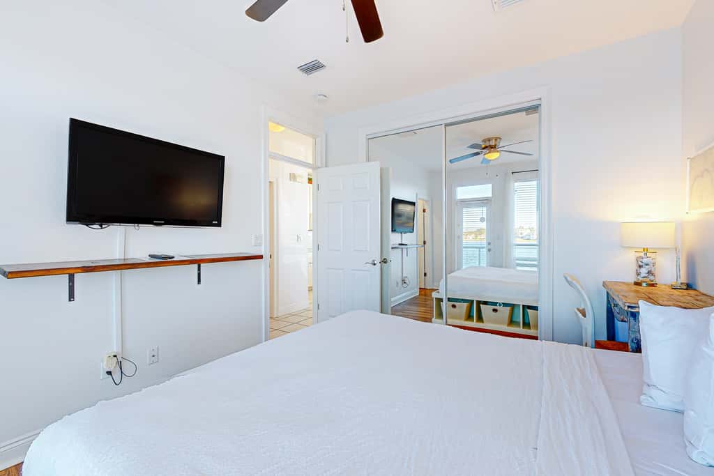 Beautiful lakefront condo with WiFi, beach views, & pool