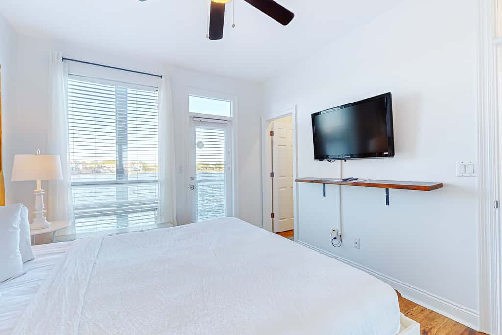 Beautiful lakefront condo with WiFi, beach views, & pool