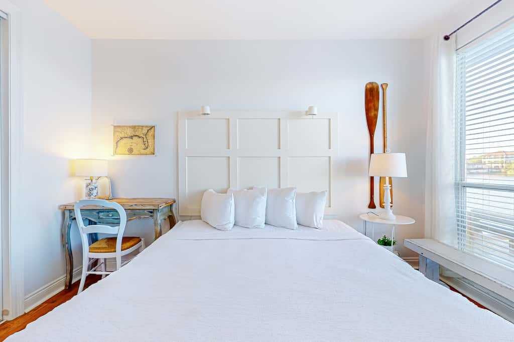 Beautiful lakefront condo with WiFi, beach views, & pool