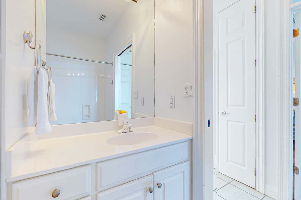 Beautiful lakefront condo with WiFi, beach views, & pool