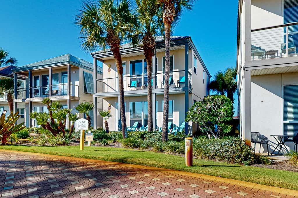 Beautiful lakefront condo with WiFi, beach views, & pool