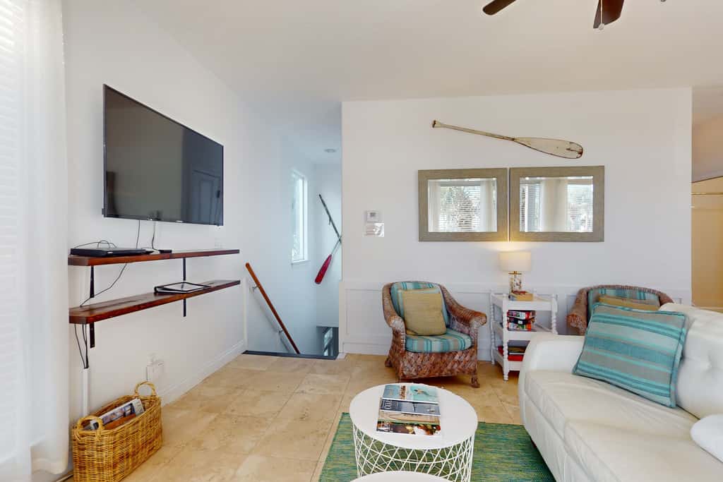 Lakefront condo with WiFi, water&beach views, pool