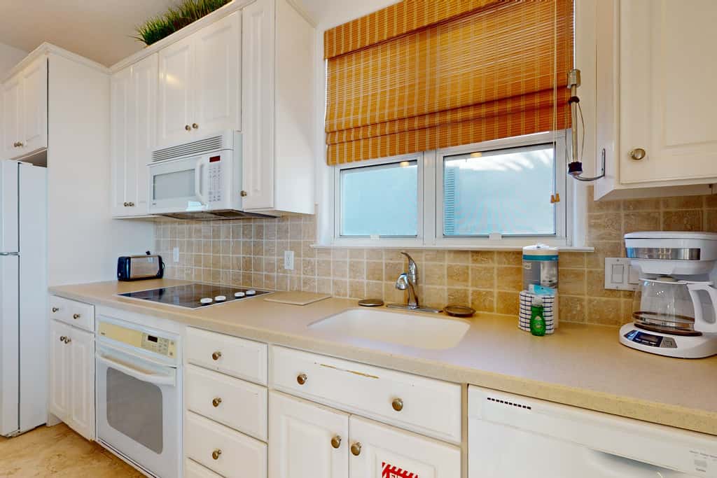 Lakefront condo with WiFi, water&beach views, pool