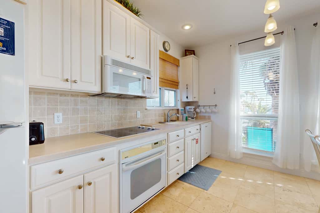 Lakefront condo with WiFi, water&beach views, pool