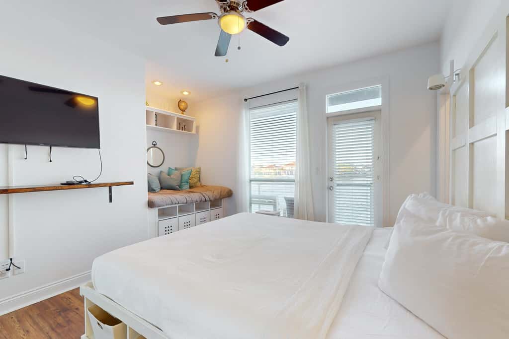 Lakefront condo with WiFi, water&beach views, pool