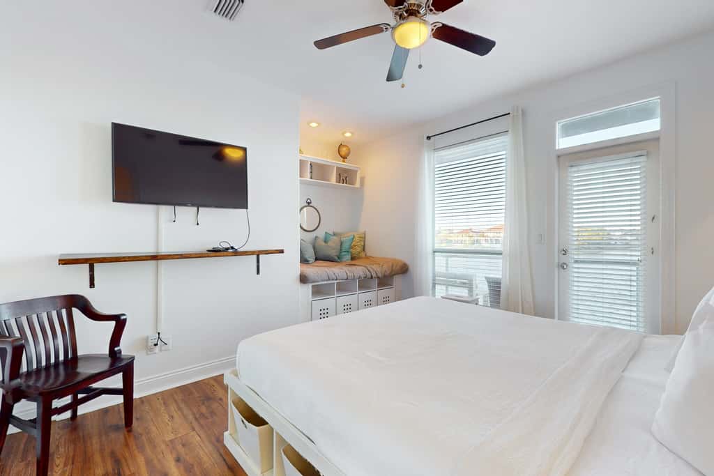 Lakefront condo with WiFi, water&beach views, pool