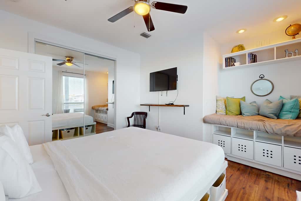 Lakefront condo with WiFi, water&beach views, pool