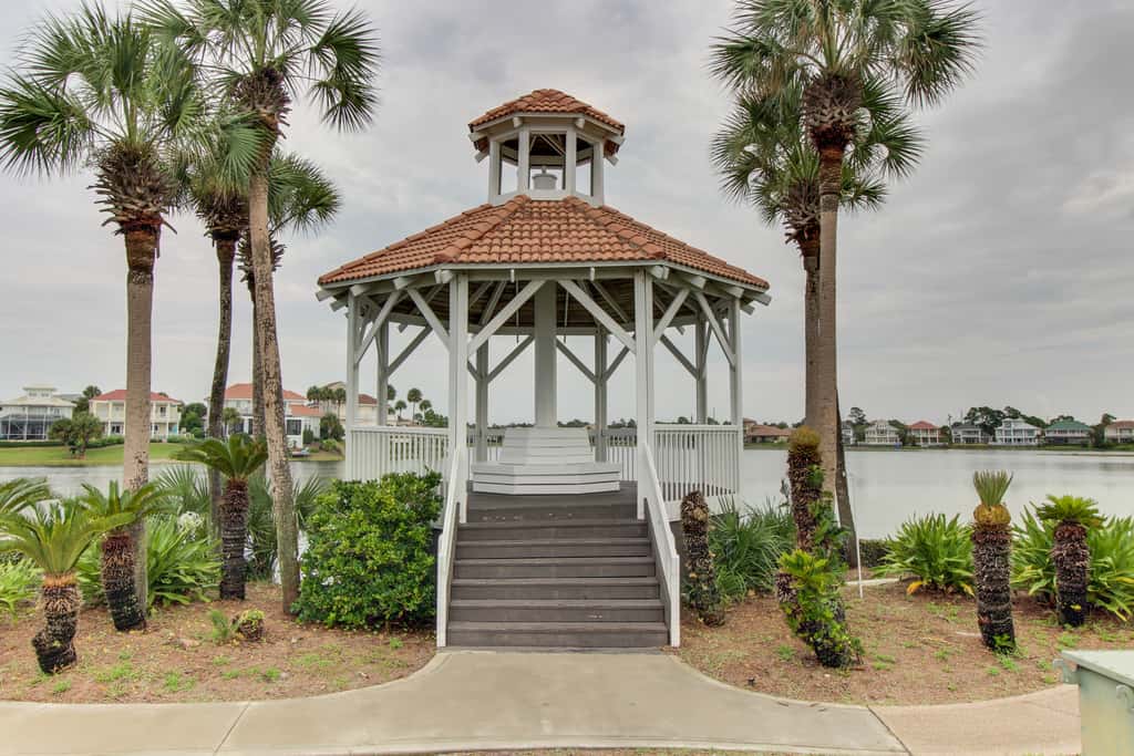 Lakefront condo with WiFi, water&beach views, pool