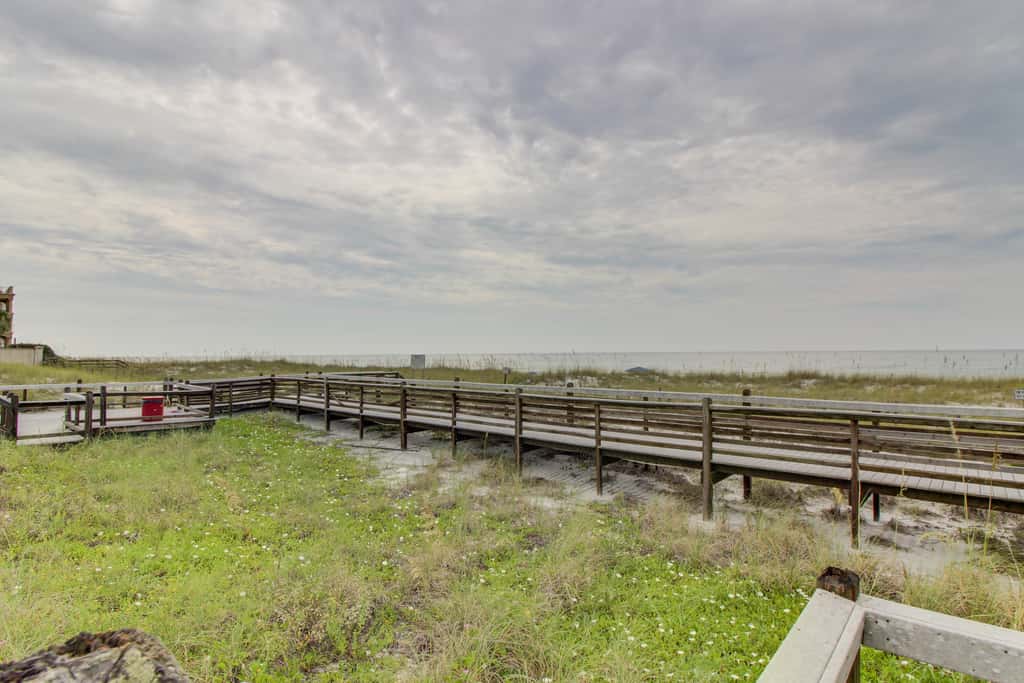 Lakefront condo with WiFi, water&beach views, pool