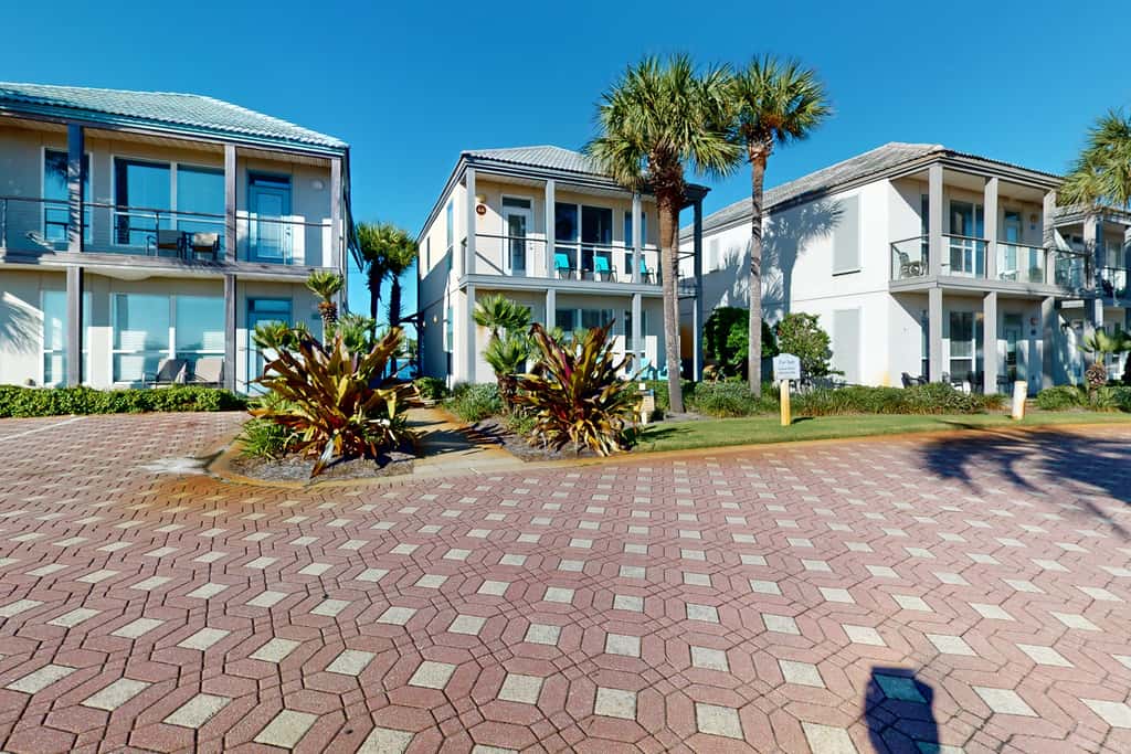 Lakefront condo with WiFi, water&beach views, pool