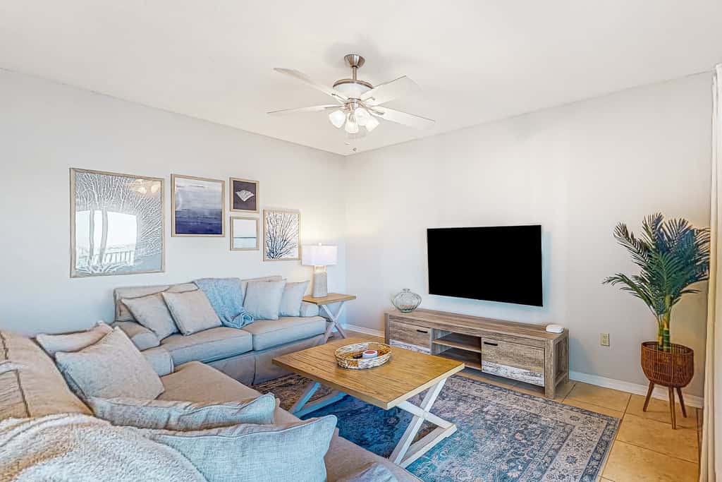Sunlit & tropical beachfront condo with pool, gym, balcony views