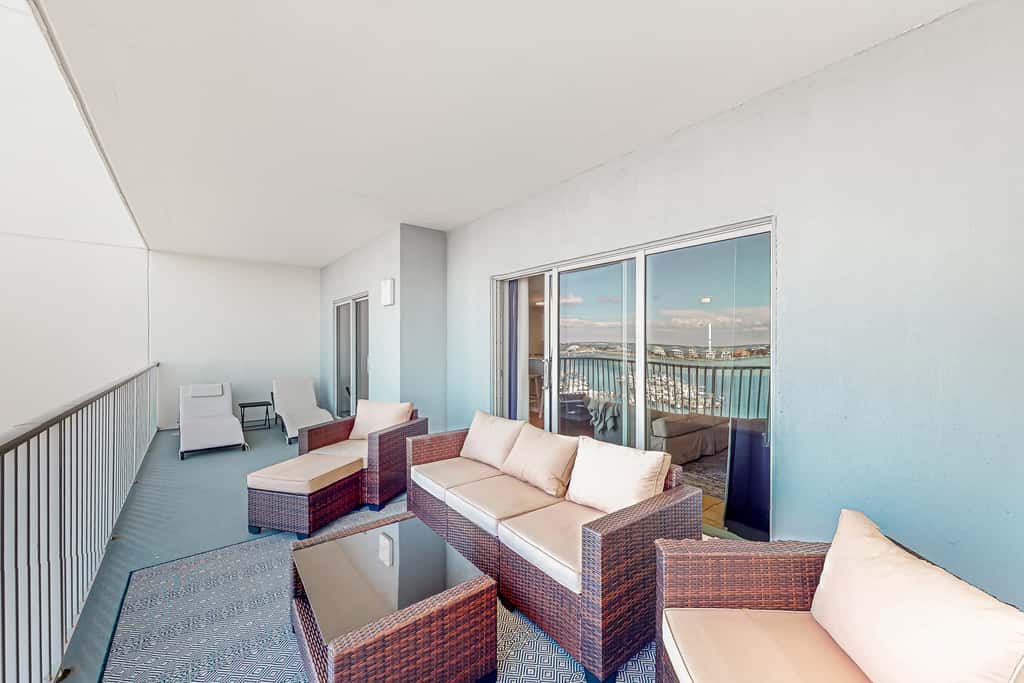 Sunlit & tropical beachfront condo with pool, gym, balcony views
