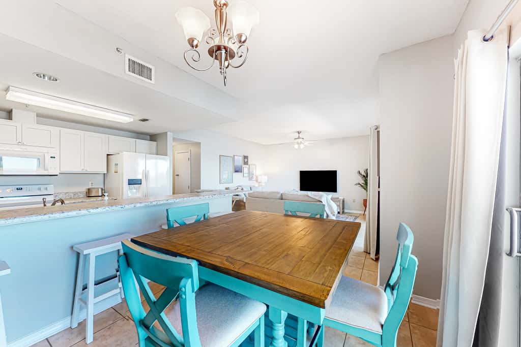 Sunlit & tropical beachfront condo with pool, gym, balcony views