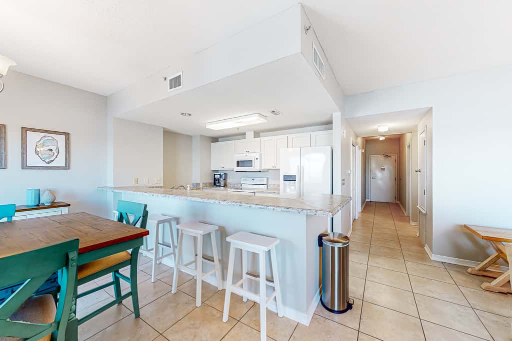 Sunlit & tropical beachfront condo with pool, gym, balcony views