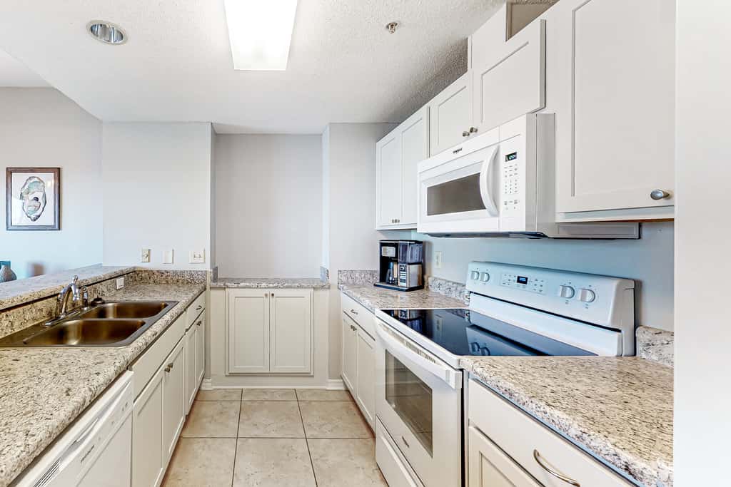 Sunlit & tropical beachfront condo with pool, gym, balcony views