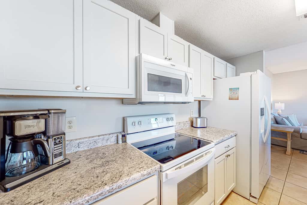 Sunlit & tropical beachfront condo with pool, gym, balcony views