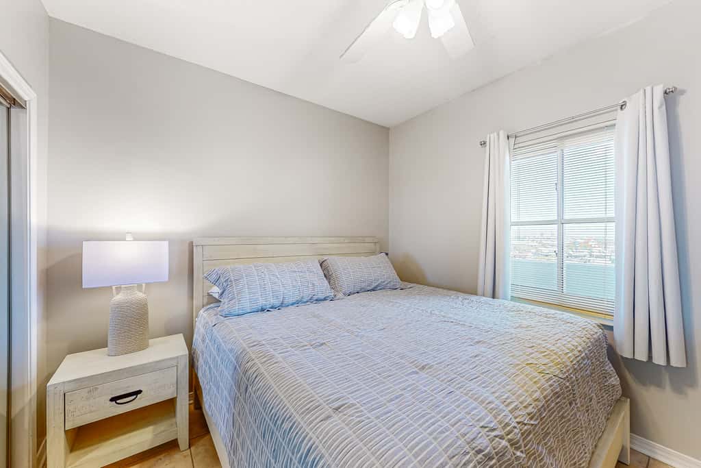 Sunlit & tropical beachfront condo with pool, gym, balcony views