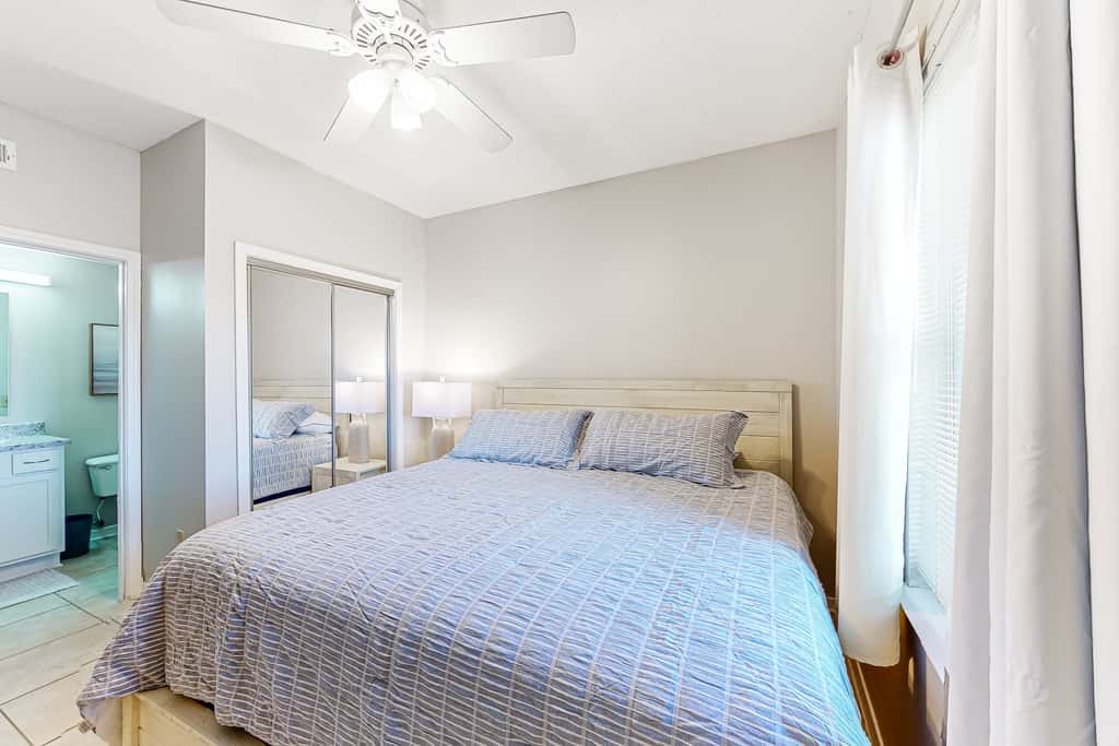 Sunlit & tropical beachfront condo with pool, gym, balcony views