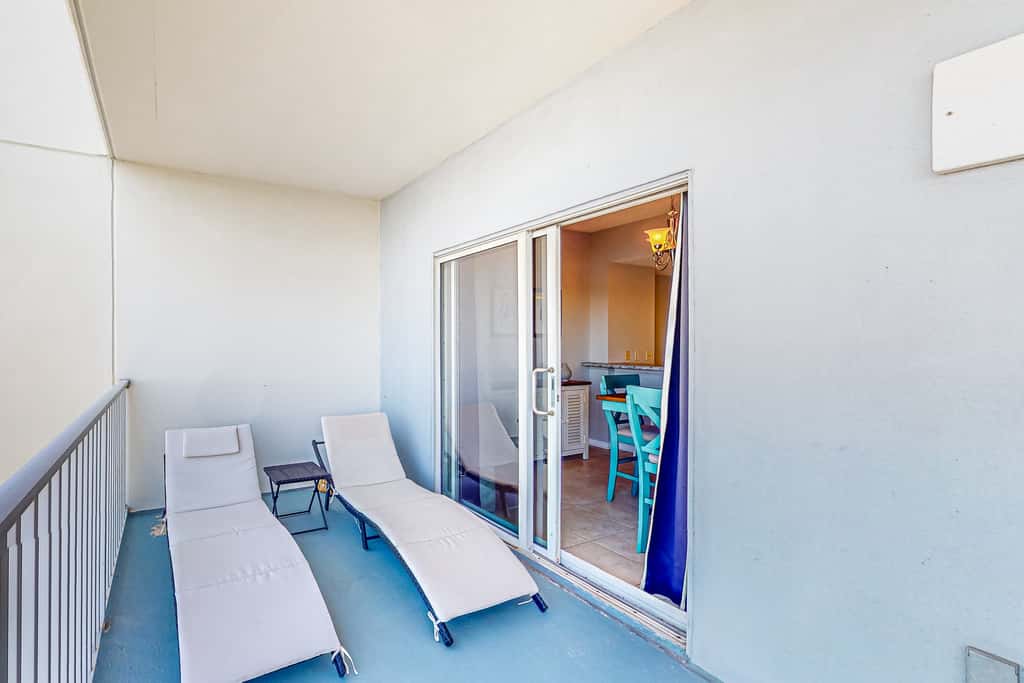 Sunlit & tropical beachfront condo with pool, gym, balcony views