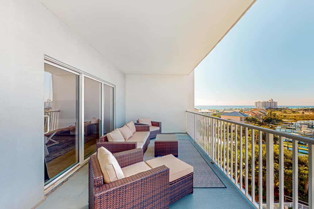 Sunlit & tropical beachfront condo with pool, gym, balcony views