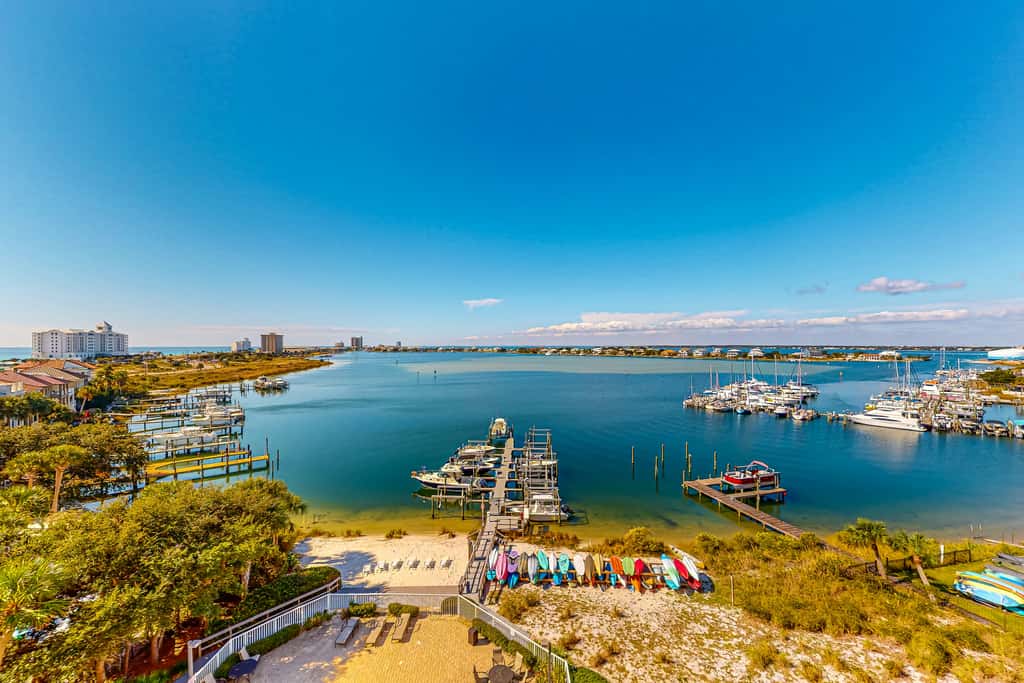 Sunlit & tropical beachfront condo with pool, gym, balcony views